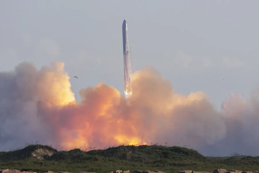 Fotografía de archivo de un cohete de SpaceX despegando. EFE
