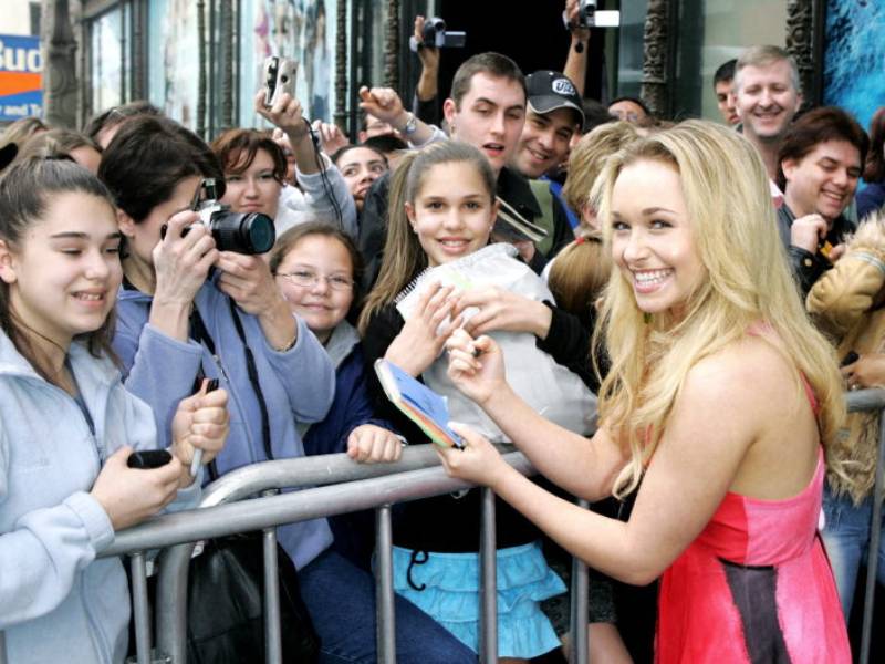 Hayden Panettiere firma autógrafos para sus seguidores en la entrada del Teatro El Capitan en Hollywood.