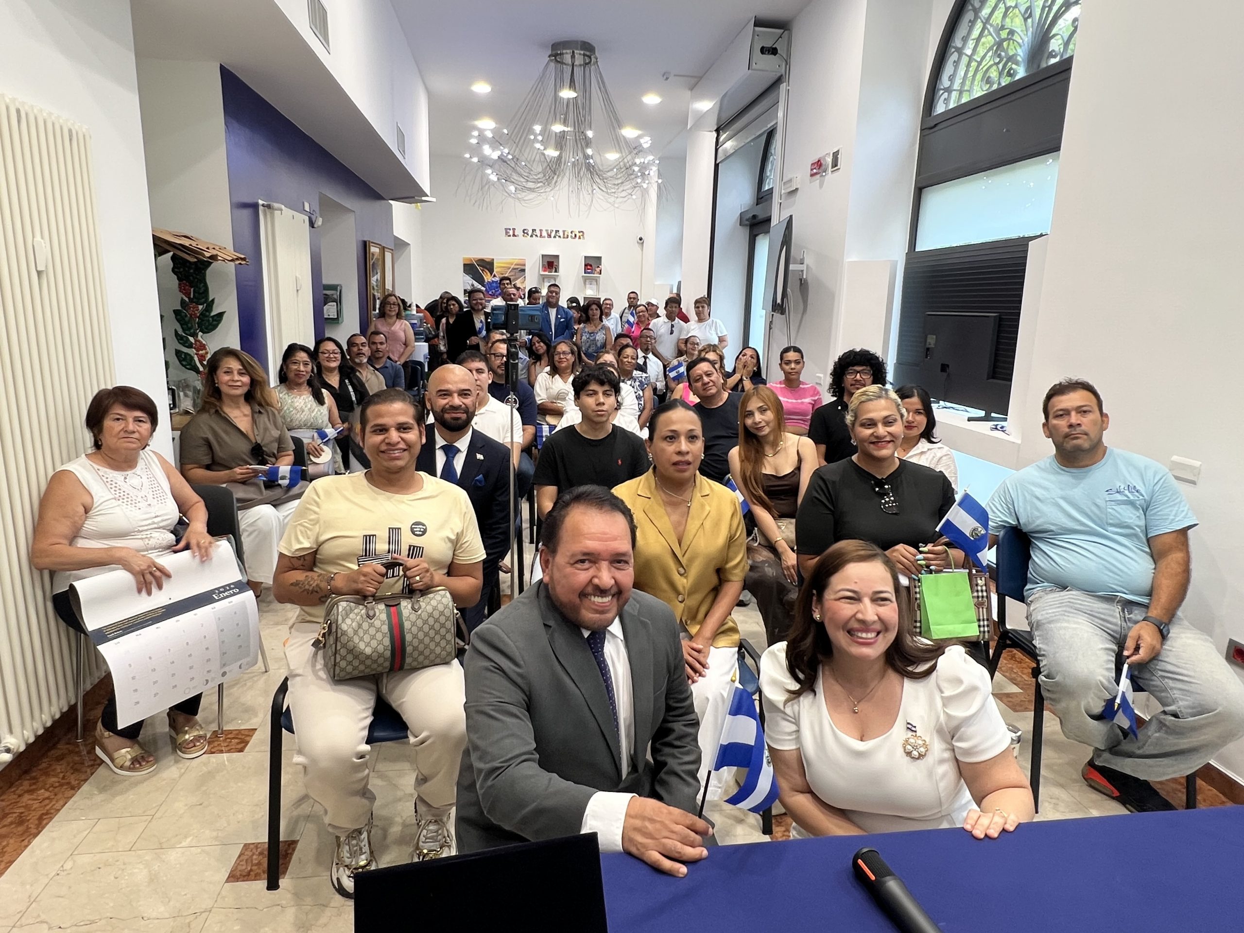 La comunidad salvadoreña residente en Milán celebró la llegada de Cecilia Guadalupe Rivera Méndez como nueva cónsul general de El Salvador