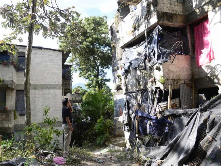 Observando los daños estructurales que dejó el sismo en el Barrio Modelo.