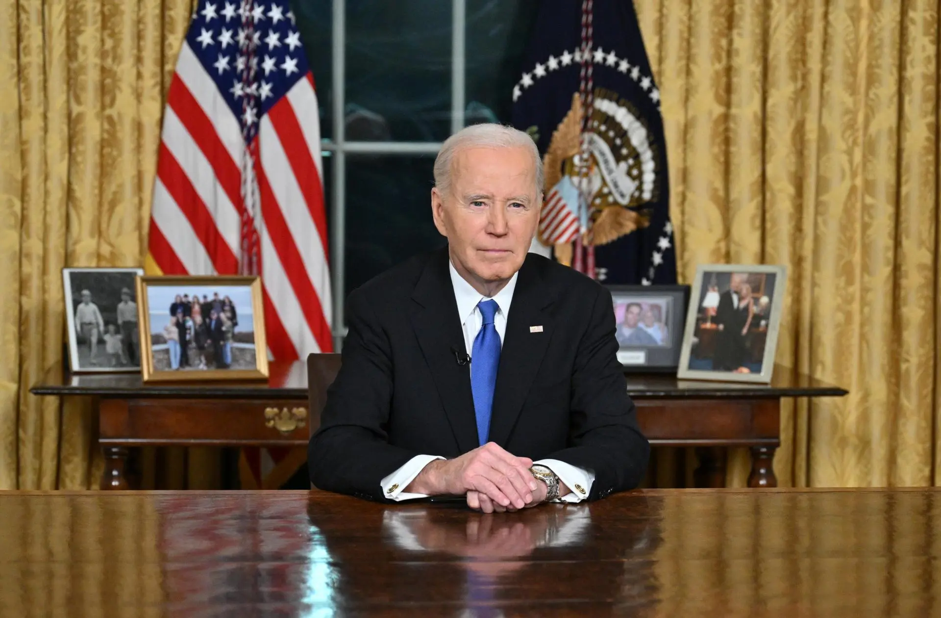 El presidente estadounidense Joe Biden observa tras pronunciar su discurso de despedida a la nación desde el Despacho Oval de la Casa Blanca en Washington, D.C., EE. UU., el 15 de enero de 2025. EFE