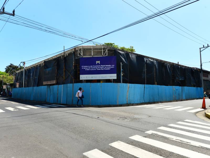La emblemática Casa Rey Prendes, ubicada en el Barrio Concepción del Centro Histórico de San Salvador, en la intersección de la 10.ª Avenida Sur con la 8.ª Calle Oriente.