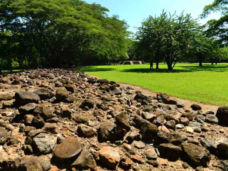 Vista panorámica de las ruinas prehispánicas y pirámide principal en el Sitio Arqueológico Cihuatán.