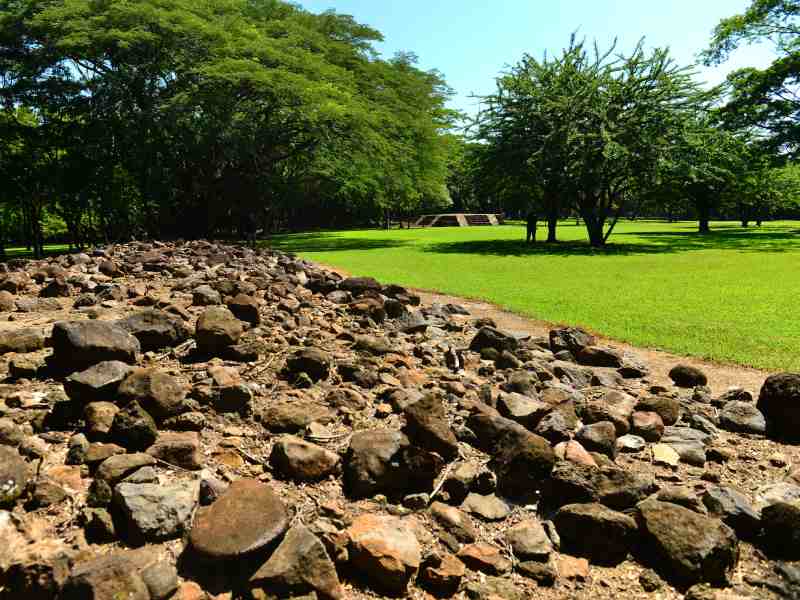 Vista panorámica de las ruinas prehispánicas y pirámide principal en el Sitio Arqueológico Cihuatán.