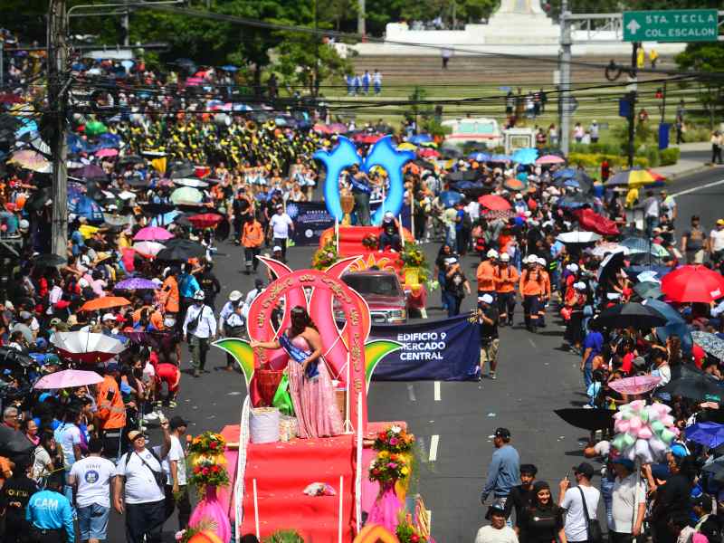 Las calles de San Salvador se vistieron de fiesta este 3 de agosto con miles de salvadoreños que disfrutaron el esperado Desfile del Comercio.