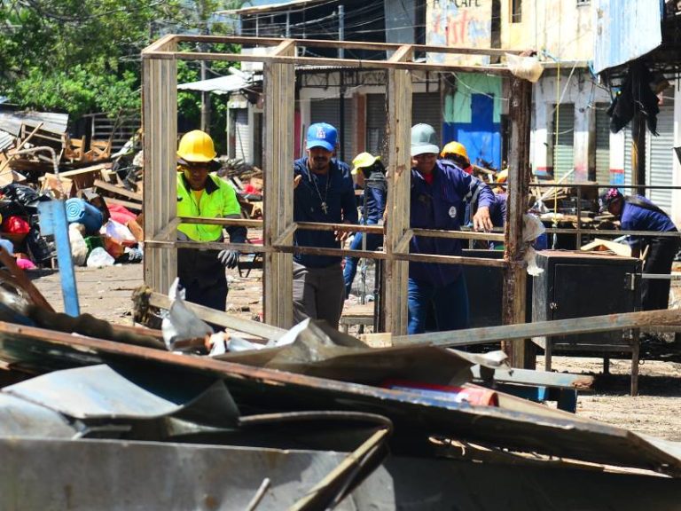 LM- Mercado- Central-Desalojo- Calles- Cerradas- Avenidas- Trabajos- Limpieza