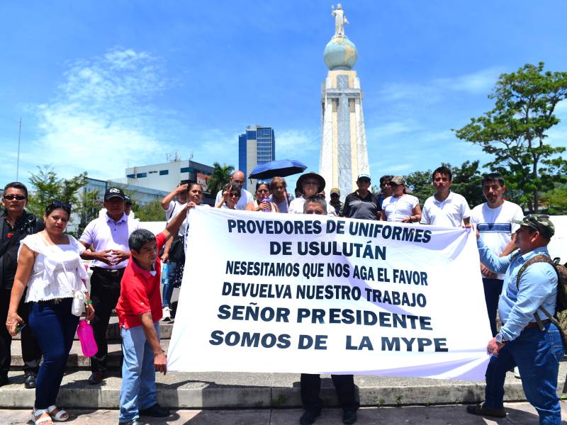 Grupo de proveedores de uniformes reunidos exigiendo el cumplimiento del contrato firmado para el año 2026.