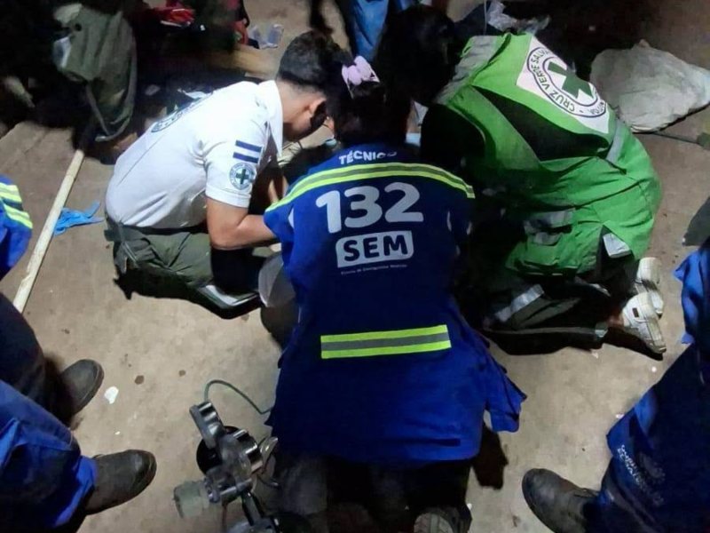 Miembros de Cruz Verde Salvadoreña y del Sistema de Emergencias Médica auxiliaron al menor, en La Libertad. Foto EDH/Cortesía CVS
