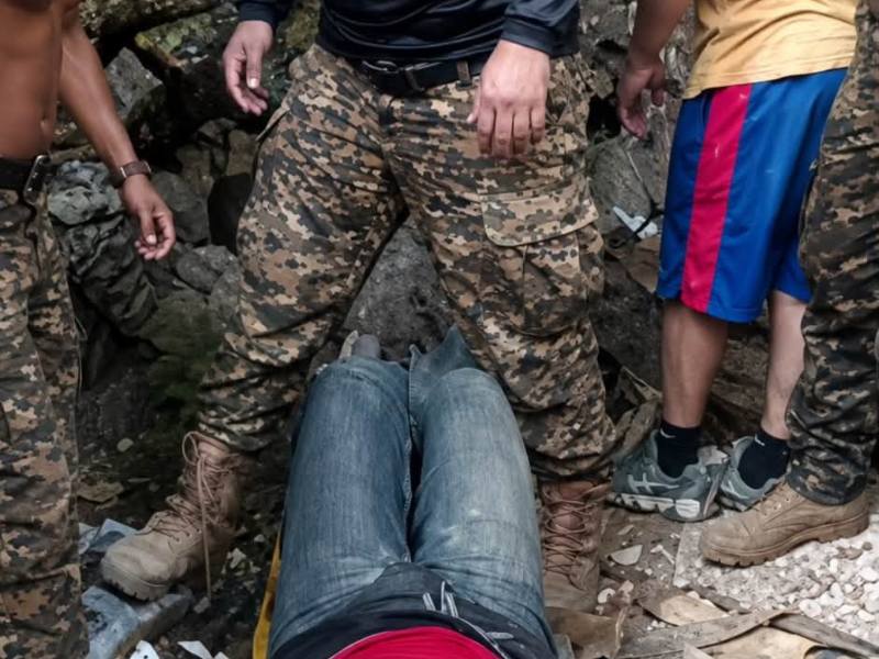 Varios miembros de la Fuerza Armada participaron en el rescate de la víctima, en el hecho que ocurrió en La Unión. Foto EDH/Cortesía