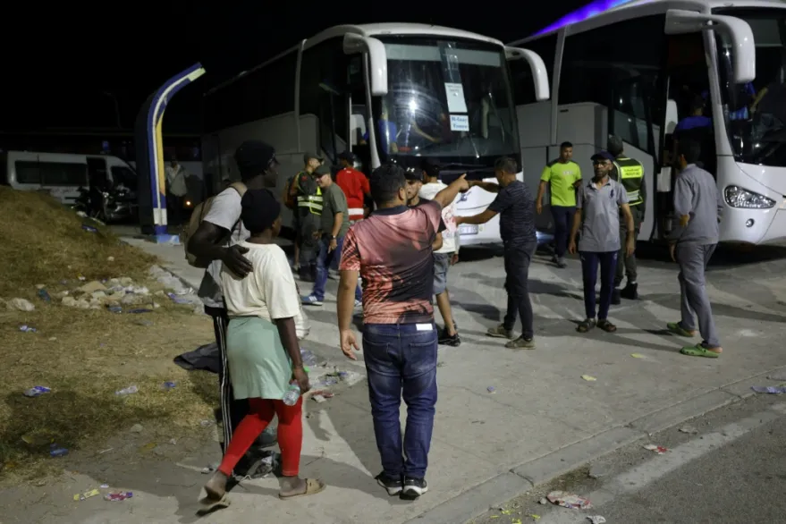 La ciudad autónoma amaneció este sábado con una espesa niebla y con grupos de jóvenes que seguían cruzando la frontera hacia Marruecos