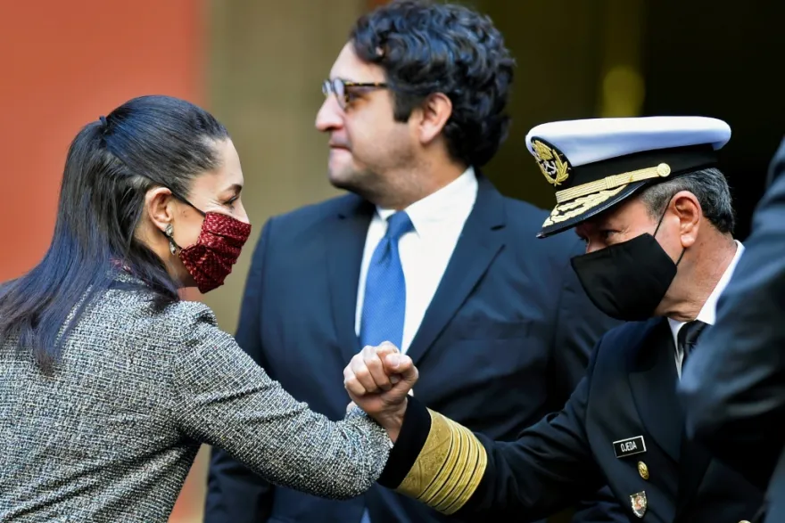 Andrés Manuel López Beltrán, hijo del expresidente izquierdista, junto a la presidenta Claudia Sheinbaum