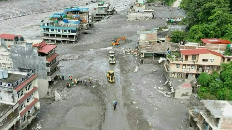 La torrencial masa de hielo y barro formó además enormes acumulaciones de agua