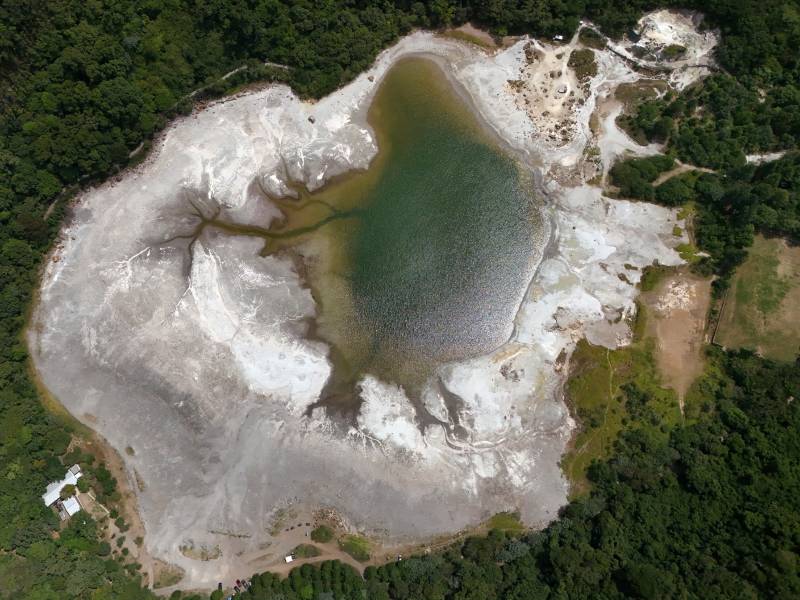 Toma aérea del cráter del volcán Tecapa que alberga en su centro las aguas verdosas de la laguna de Alegría