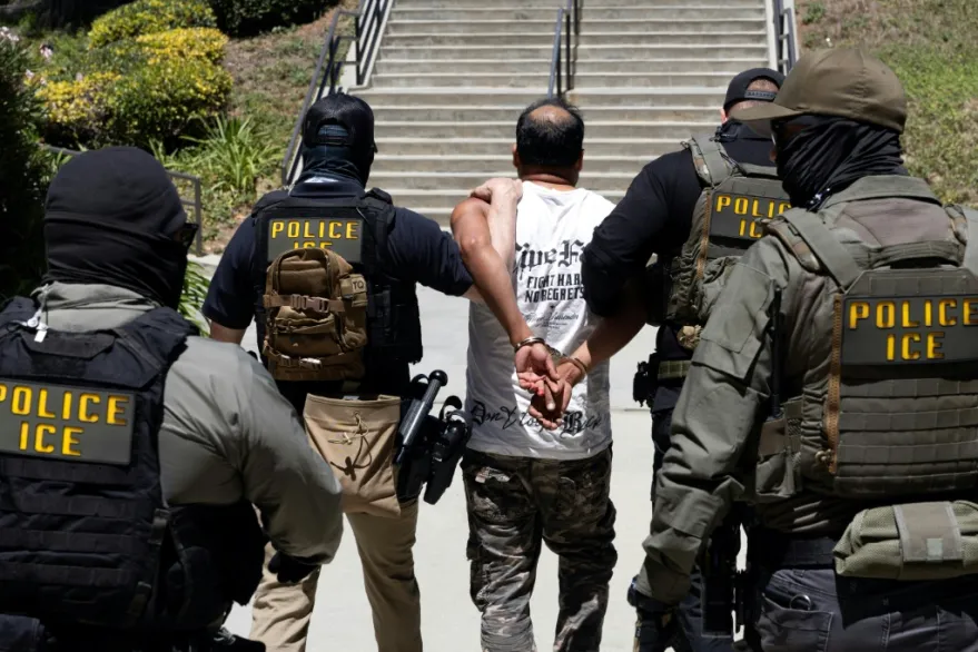 Los críticos han centrado su atención en la mano dura empleada por los agentes del ICE para detener a inmigrantes