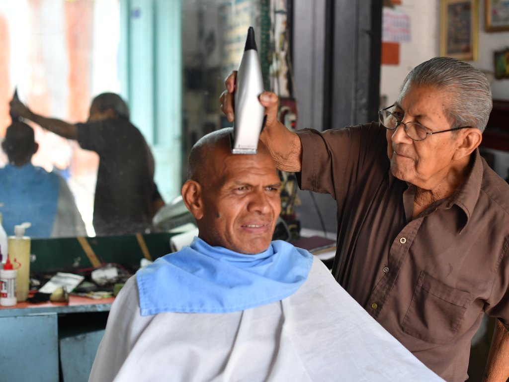 Fabián González Rosales tiene 66 años de experiencia como peluquero.