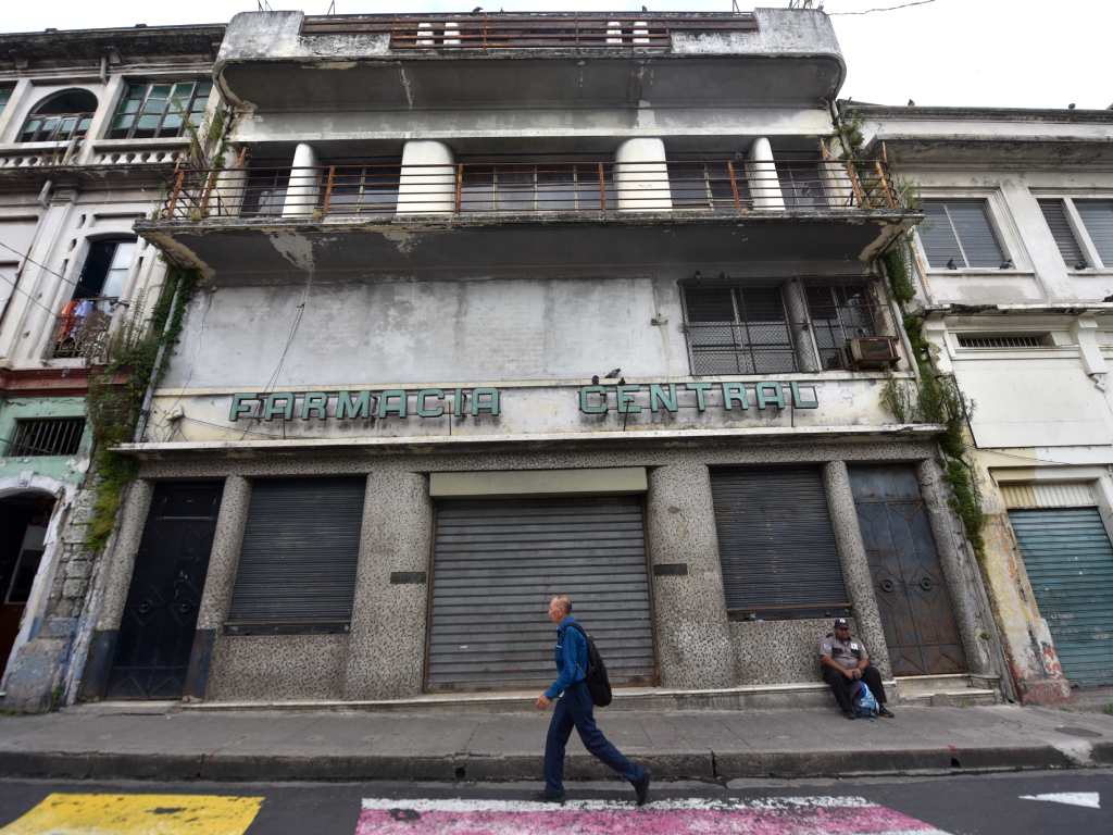 Sus balcones curvos y horizontales destacan cerca del ex Cine Metro, pura elegancia Art Déco de San Salvador.