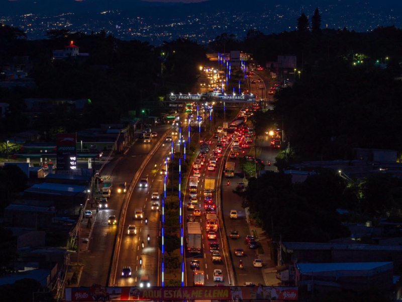 El MOPT entregó una primera fase de la iluminación de la carretera de Oro. Foto EDH/Cortesía