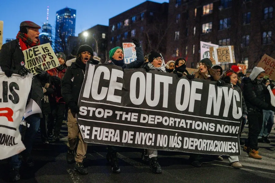 Miles de personas salen a las calles durante una huelga general nacional y protestan contra las operaciones de control migratorio, en Nueva York, Nueva York, EE.UU. EFE