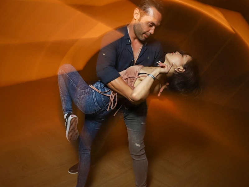 Pareja de jóvenes bailando salsa