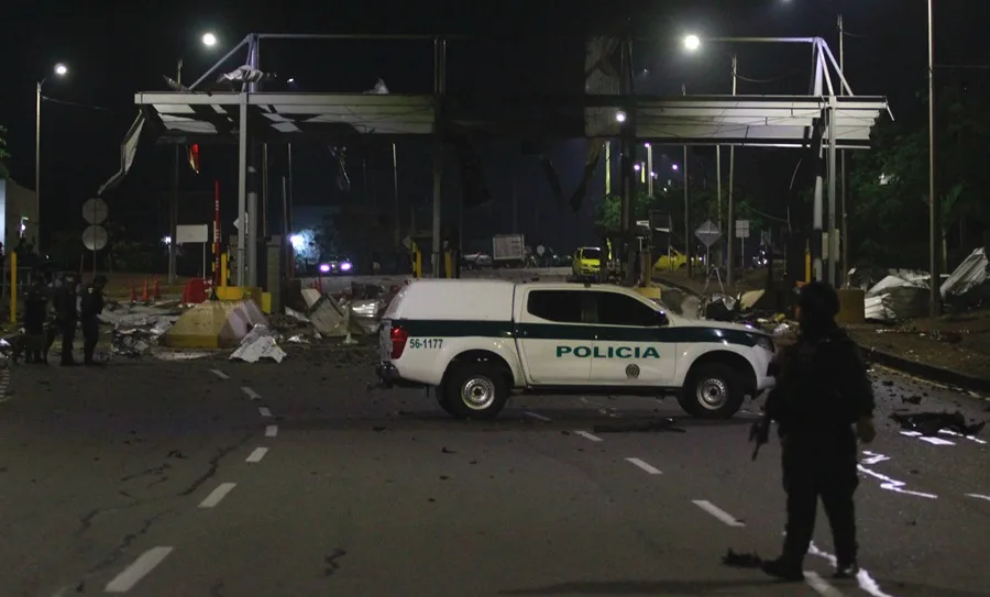Policías inspeccionan el peaje de Villa del Rosario destruido por explosivos en Cúcuta (Colombia). EFE