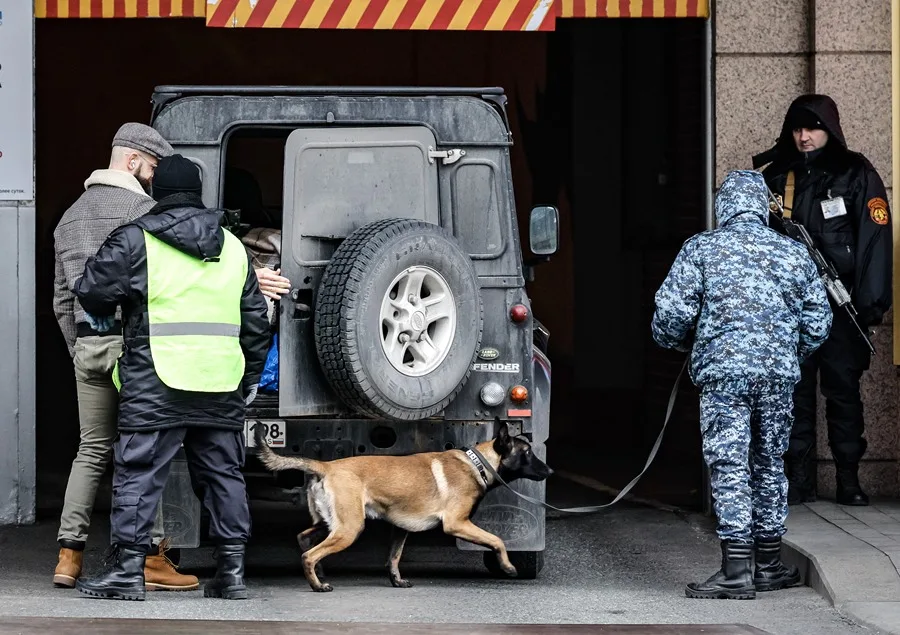 Agentes de seguridad revisan un vehículo con un perro en Moscú, en una imagen de archivo. EFE
