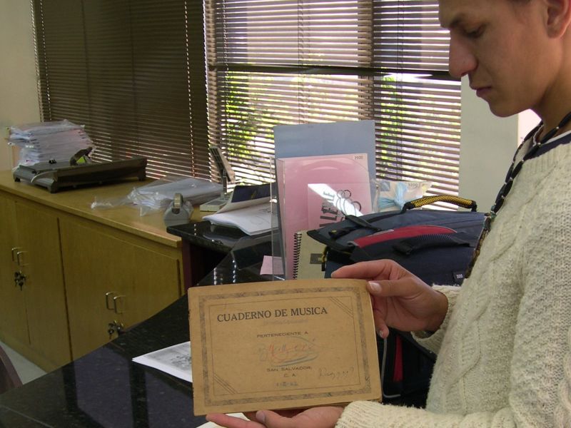 Ramsés Calderón mostrando un manuscrito del archivo de Mangoré decomisado en 2006, en Paraguay