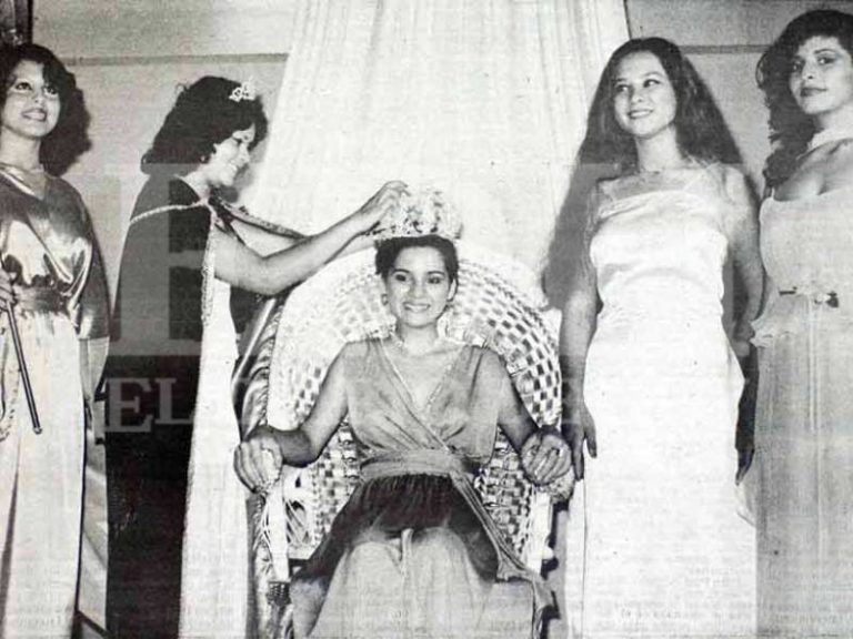 Bajo el aplauso de sus damas, la nueva reina recibe la corona en una inolvidable velada de los años 80.