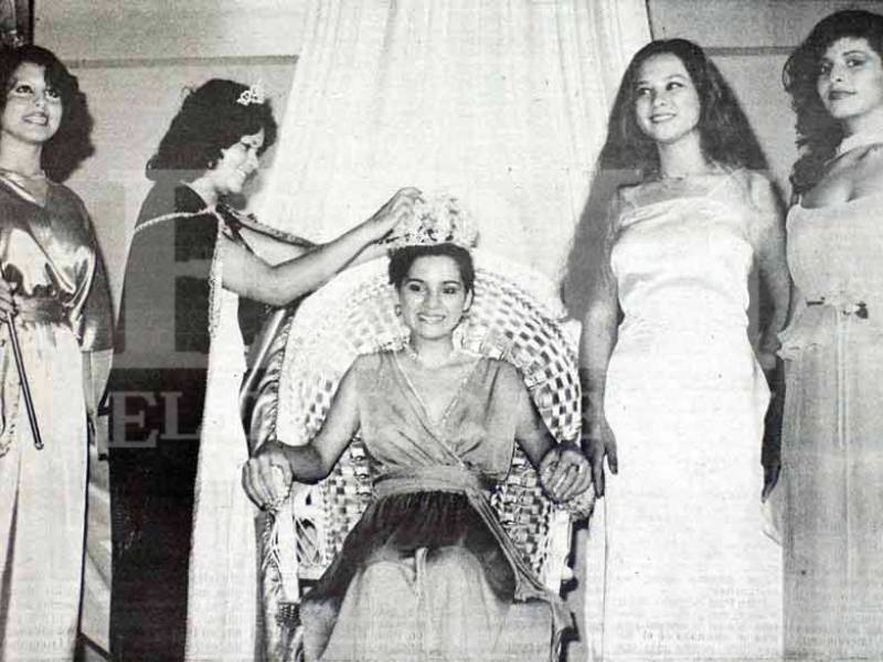 Bajo el aplauso de sus damas, la nueva reina recibe la corona en una inolvidable velada de los años 80.