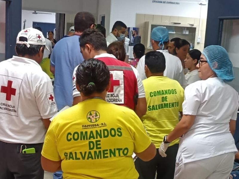 Varias personas afectadas en el hecho de San Miguel fueron trasladadas a un centro asistencial. Foto EDH/Cortesía