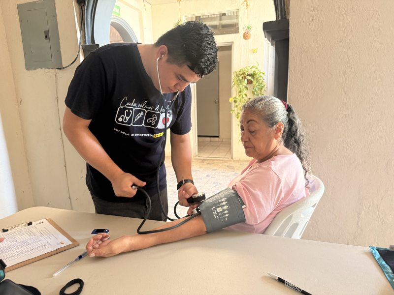Los adultos mayores reciben periódicamente atención médica a través de la universidad de Santa Ana. Foto EDH/Cortesía