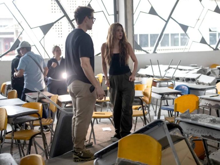 Shakira evalúa los daños en la I. E. Carrasquilla Industrial tras el sismo de 7,4 en Quibdó y apoya a los afectados.