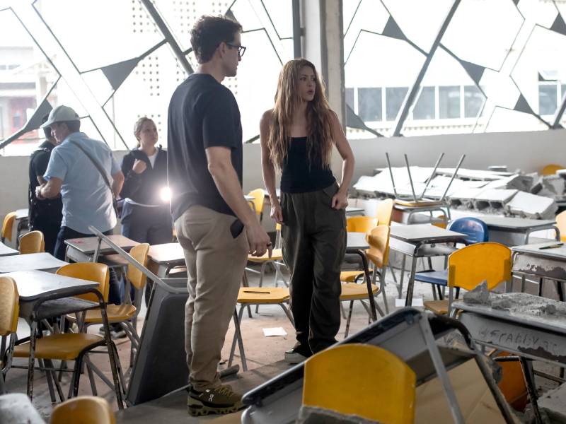 Shakira evalúa los daños en la I. E. Carrasquilla Industrial tras el sismo de 7,4 en Quibdó y apoya a los afectados.