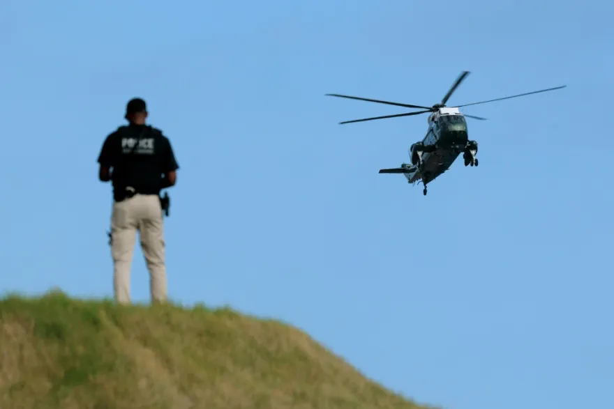 Trump llegó en helicóptero al club de golf la noche del martes para asistir a una cena de recaudación de fondos organizada por el Comité Nacional Republicano.