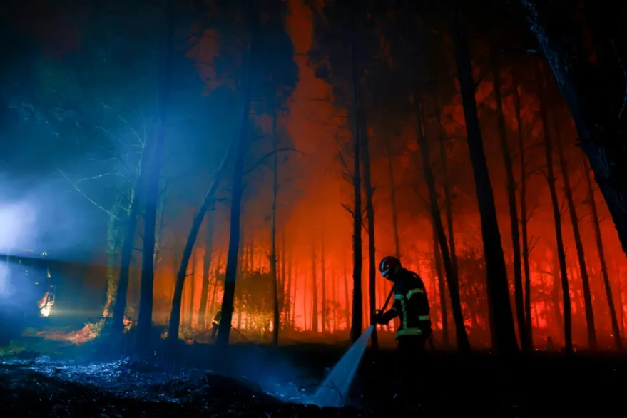 Un incendio se declaró la noche del jueves en Lokva Rogoznica, en el centro de la costa croata, en el mar Adriático