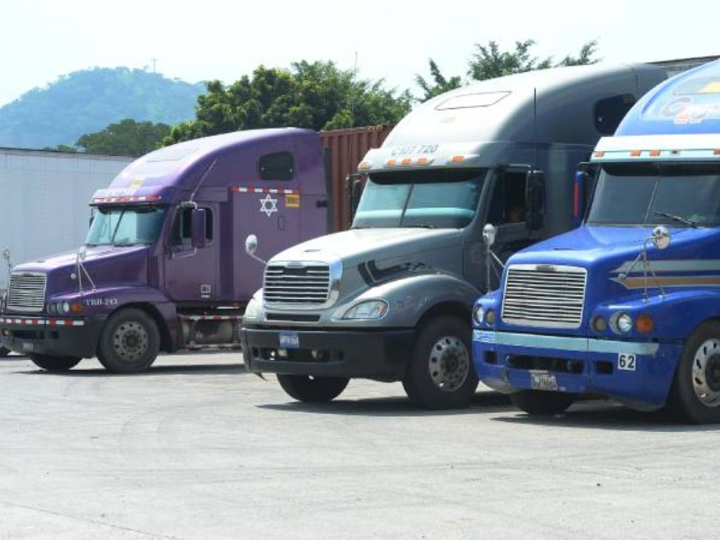 El transporte de carga deberá de someterse a revisiones técnicas desde el sábado 8 de agosto, de acuerdo a disposiciones del VMT. Foto EDH/Archivo