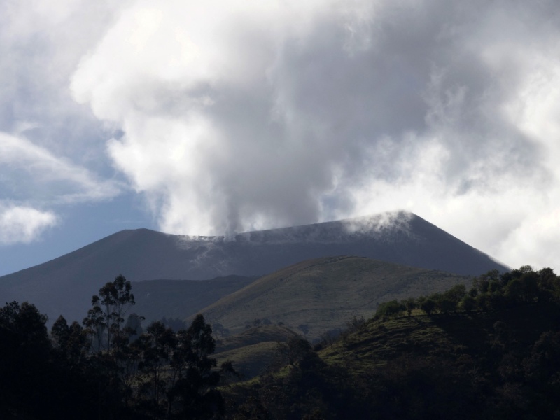 Volcan Purace Colombia emision de gases
