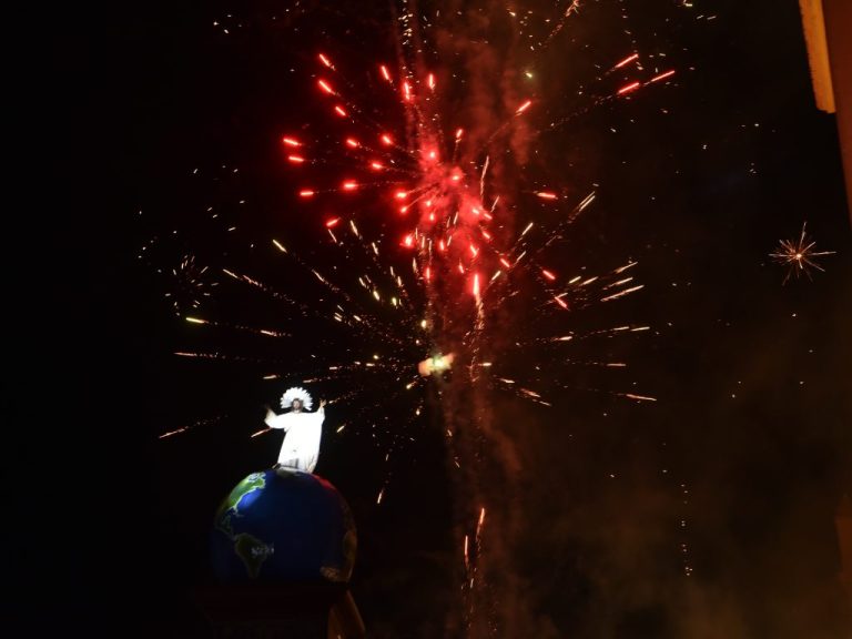Con vestiduras blancas, la imagen del Divino Salvador del Mundo se alzó sobre la esfera terrestre.