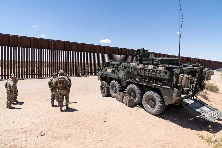Fotografía del 8 de mayo del 2025 de integrantes del Ejército de los Estados Unidos, del área de Defensa Nacional, patrullando la frontera con México en el Área de Defensa Nacional, en Nuevo México (EE.UU.). EFE