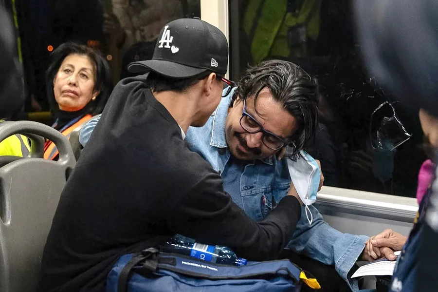 Fotografía cedida por la Cancillería de Colombia que muestra al activista colombiano Franklin Humberto Coral (d), conocido como Beto Coral, tras su llegada desde Estados Unidos, en Bogotá (Colombia). EFE