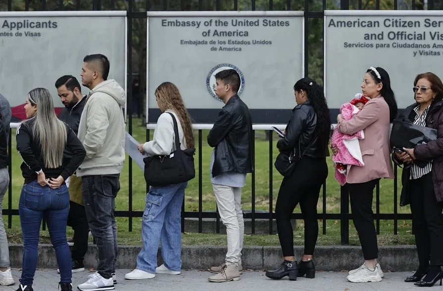 Fotografía de archivo de personas que esperan en una fila para solicitar la visa de Estados Unidos. EFE
