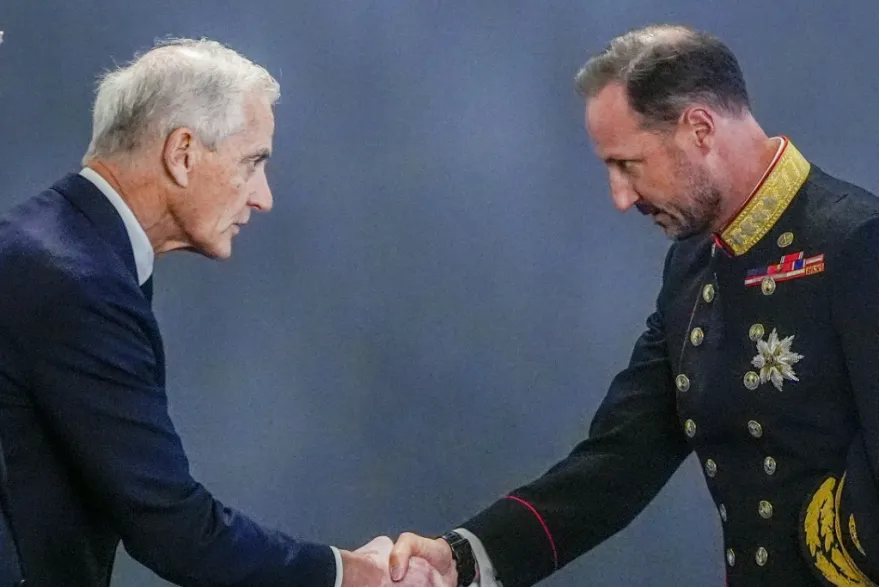 El hijo de Harald, Haakon, de 53 años, lo sucede en un momento en que la monarquía noruega se ve debilitada