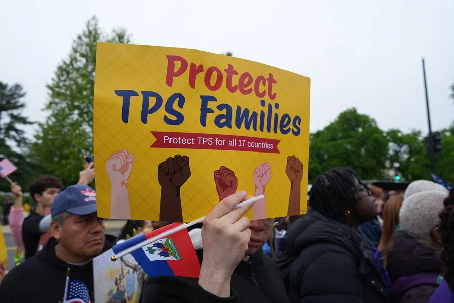 Fotografía de archivo de una persona sosteniendo un cartel durante una manifestación frente al Tribunal Supremo para defender el Estatus de Protección Oficial de 350.000 haitianos, en Washington (Estados Unidos). EFE