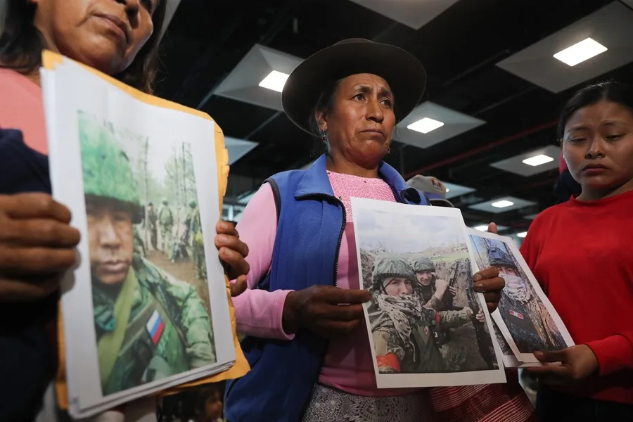 Fotografía de archivo del 4 de mayo de 2026 de personas protestando con fotografías de familiares reclutados por Rusia para la guerra contra Ucrania, mientras exigen información sobre su paradero, en Lima (Perú). EFE