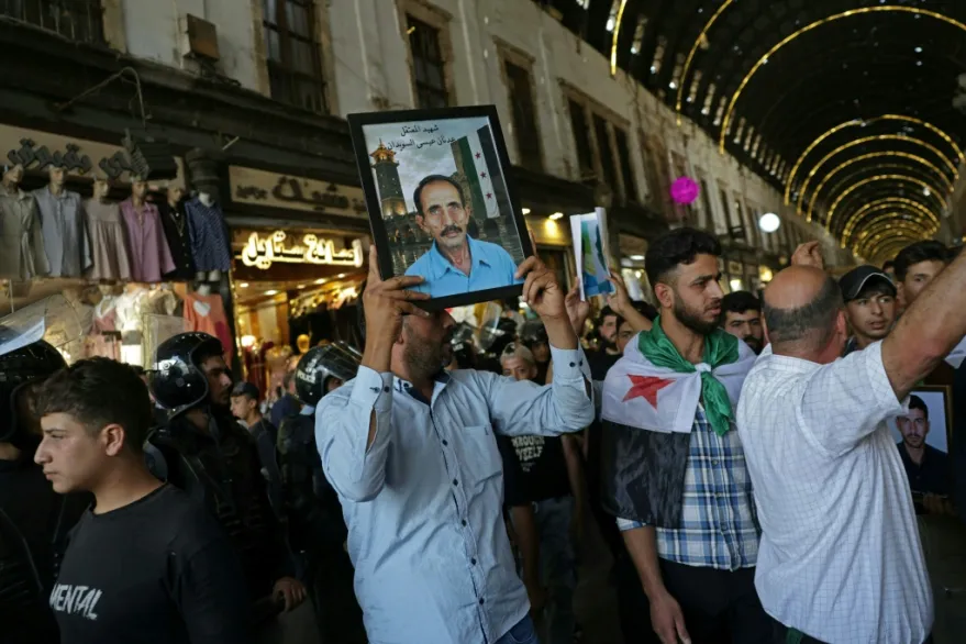 Decenas de personas se reunieron frente al palacio de justicia, portando fotos de sus seres queridos desaparecidos o encarcelados bajo el antiguo régimen, y expresaron su alegría al conocerse el veredicto.