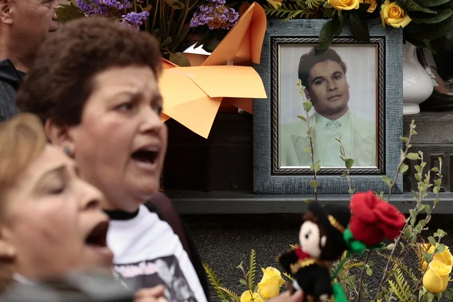Imagen del cantante mexicano Juan Gabriel durante una serenata colectiva para recordar al Divo de Juárez a 10 años de su muerte, este viernes en su estatua en la Plaza Garibaldi en Ciudad de México (México). EFE