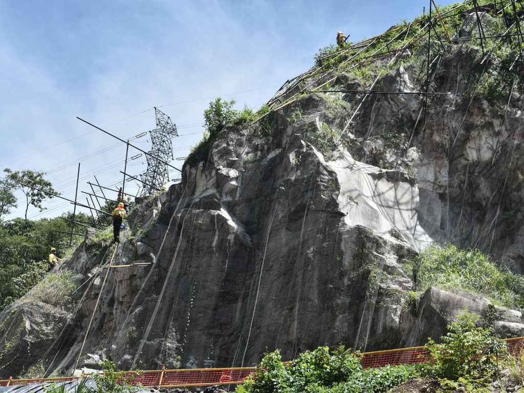 Talud rocoso y cortina de seguridad ante el plan de remoción de material de 48 horas.