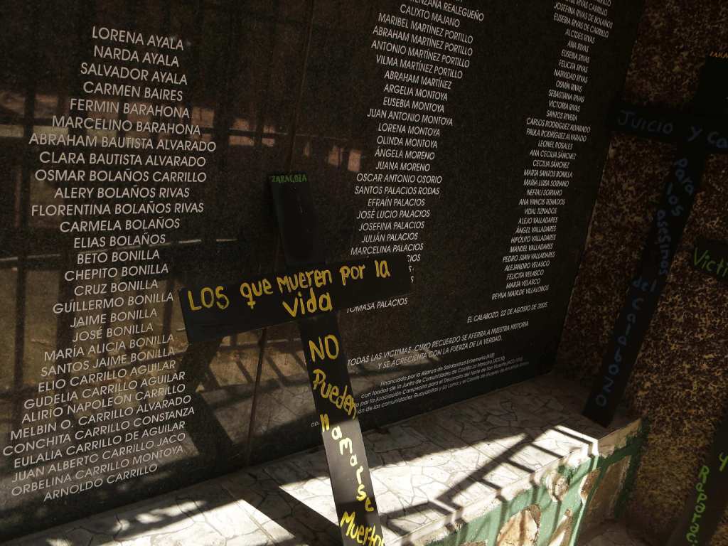 ES5001. SAN ESTEBAN CATARINA (EL SALVADOR), 26/01/2018.- Vista parcial hoy, viernes 26 de enero de 2018, del monumento dedicado a las víctimas de la masacre "El Calabozo" en San Esteban Catarina (El Salvador). Un juez de El Salvador inspeccionó hoy, junto a representantes de la Fiscalía y organizaciones sociales, la zona en la que el Ejército asesinó a más de 200 civiles desarmados en 1982, conocida como masacre de El Calabozo, para levantar un registro del lugar. EFE/Rodrigo Sura