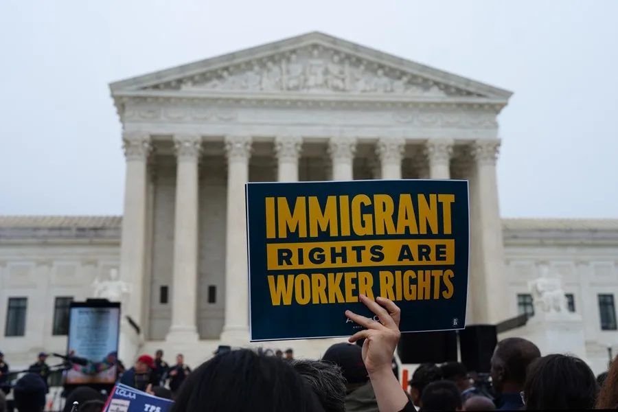 Fotografía de archivo de una persona sosteniendo un cartel durante una manifestación, frente al Tribunal Supremo en Washington (EE.UU.). EFE