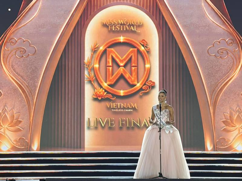 La docente y comunicadora dominicana Joheirry Mola tras ser coronada Miss Mundo 2026