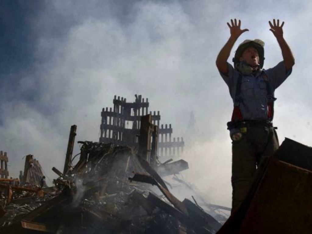 Bombero solicita ayuda de otros 10 de sus compañeros para seguir las obras de rescate. Foto EDH/ AFP